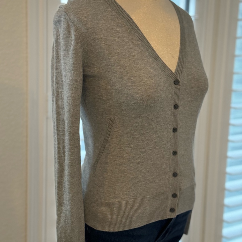 BANANA REPUBLIC GRAY CARDIGAN… SIZE SMALL.. GENTLY USED - Picture 4 of 8